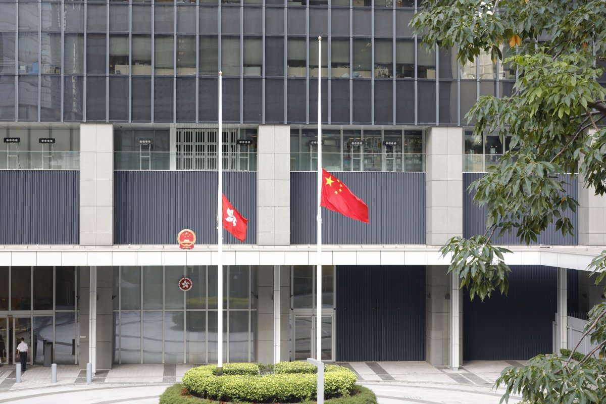 dotdotnews111's tweet photo. HK mourns Comrade Li Keqiang as Liaison Office's flags fly at half-staff
https://t.co/hyn85ebX8Z https://t.co/gS5URgvTHv