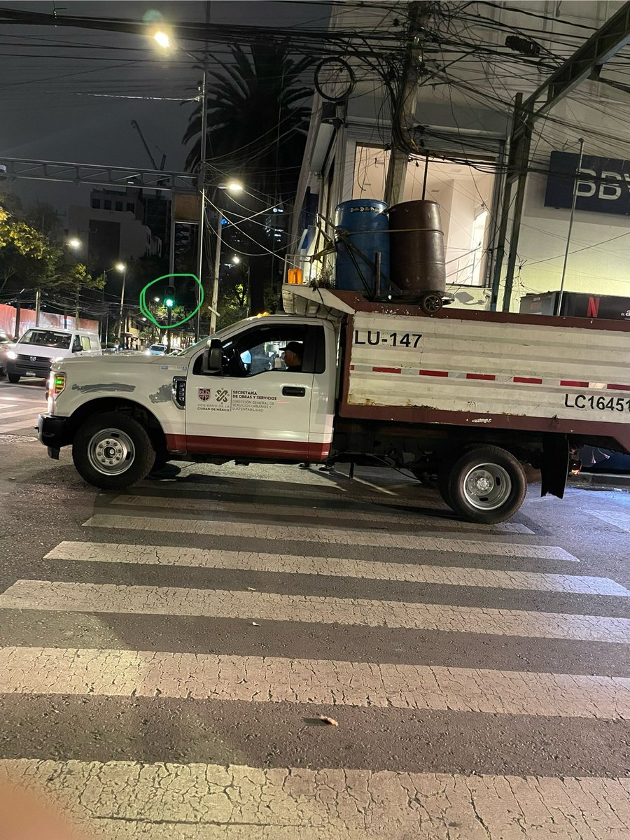 ¡Se molestan cuando les piden que te dejen circular, cuando eres peatón!

<a href="/SOBSECDMX/">Secretaría de Obras y Servicios CDMX</a> en una ciudad donde el estrés está al full, te encuentras con gente que se escuda en los autos oficiales