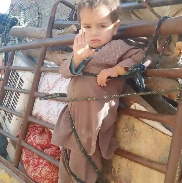SabeeKazmi786's tweet photo. الوداع پاکستان۔۔۔۔۔
افغانی مہاجرین پاکستان سے نکلتےہوے۔۔۔ایک بچے کی تصویر۔ https://t.co/3JXElbNrq2