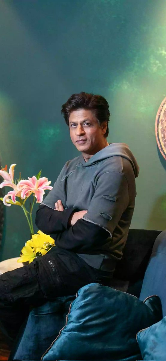avi_offl's tweet photo. Happy Birthday @iamsrk !!
Thanks for existing ! https://t.co/N0po6ol2x4