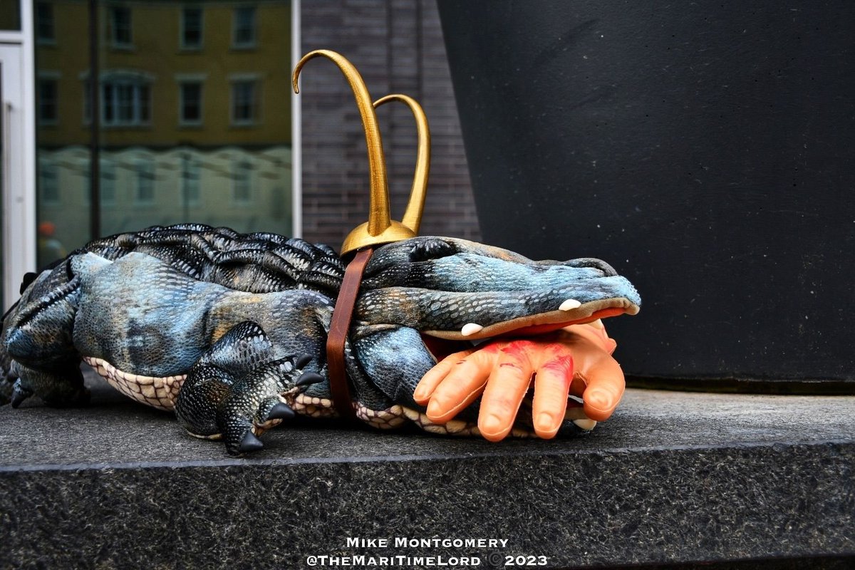Whilst I catch up on the photos from day 3 of #HalCon2023’s photo shoots (there’s not a delay, I’m just a bit of a perfectionist), here’s some closeups on my #AlligatorLoki who debuted this year.

Cigar pic courtesy @Conradthedesigner_cosplay
Thanks to <a href="/darkartscosplay/">Dark Arts Cosplay</a> as well