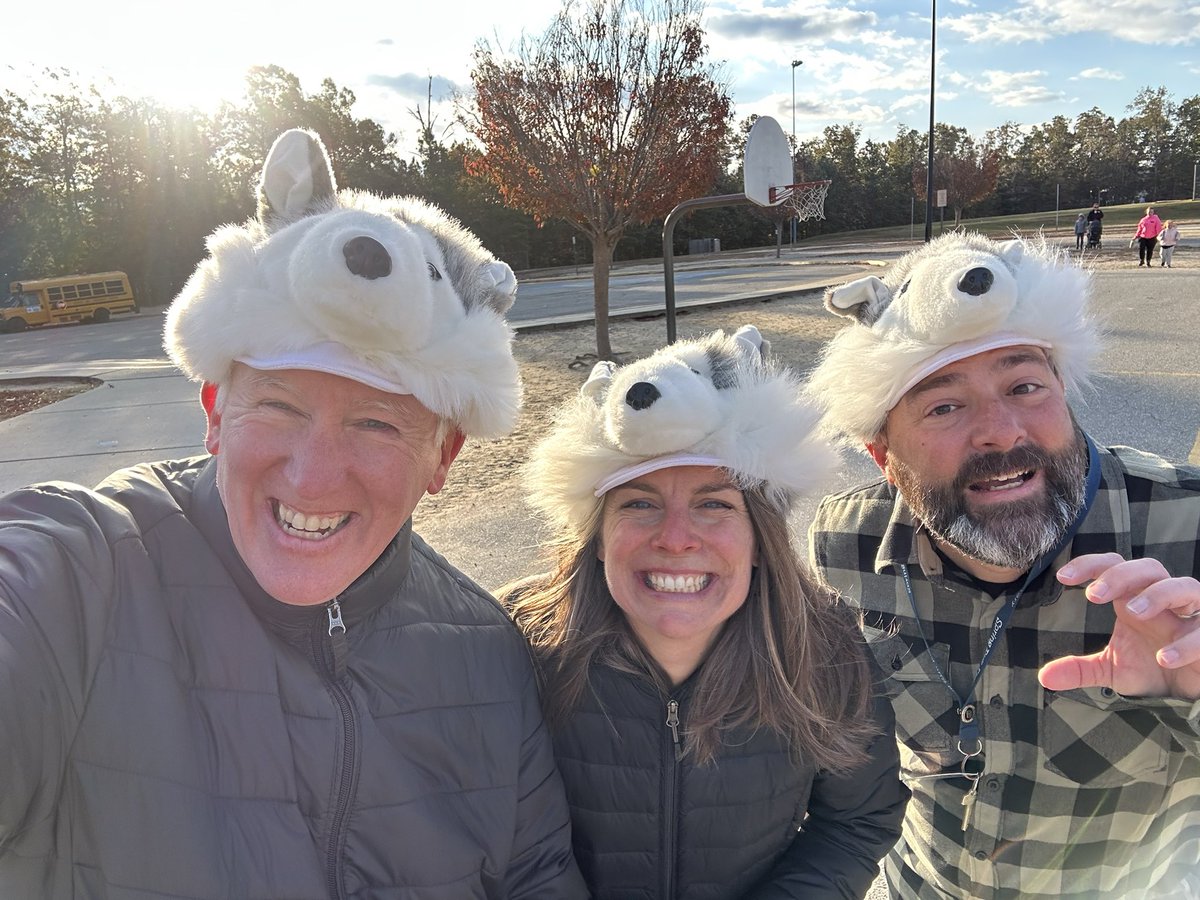 SpringRunSTEAM's tweet image. Had to break out the Husky hats today for our brisk morning 2nd Walk to School Day and enjoyed having lunch with our top K class doing Acts of Kindness for Raise Craze #springrinfun