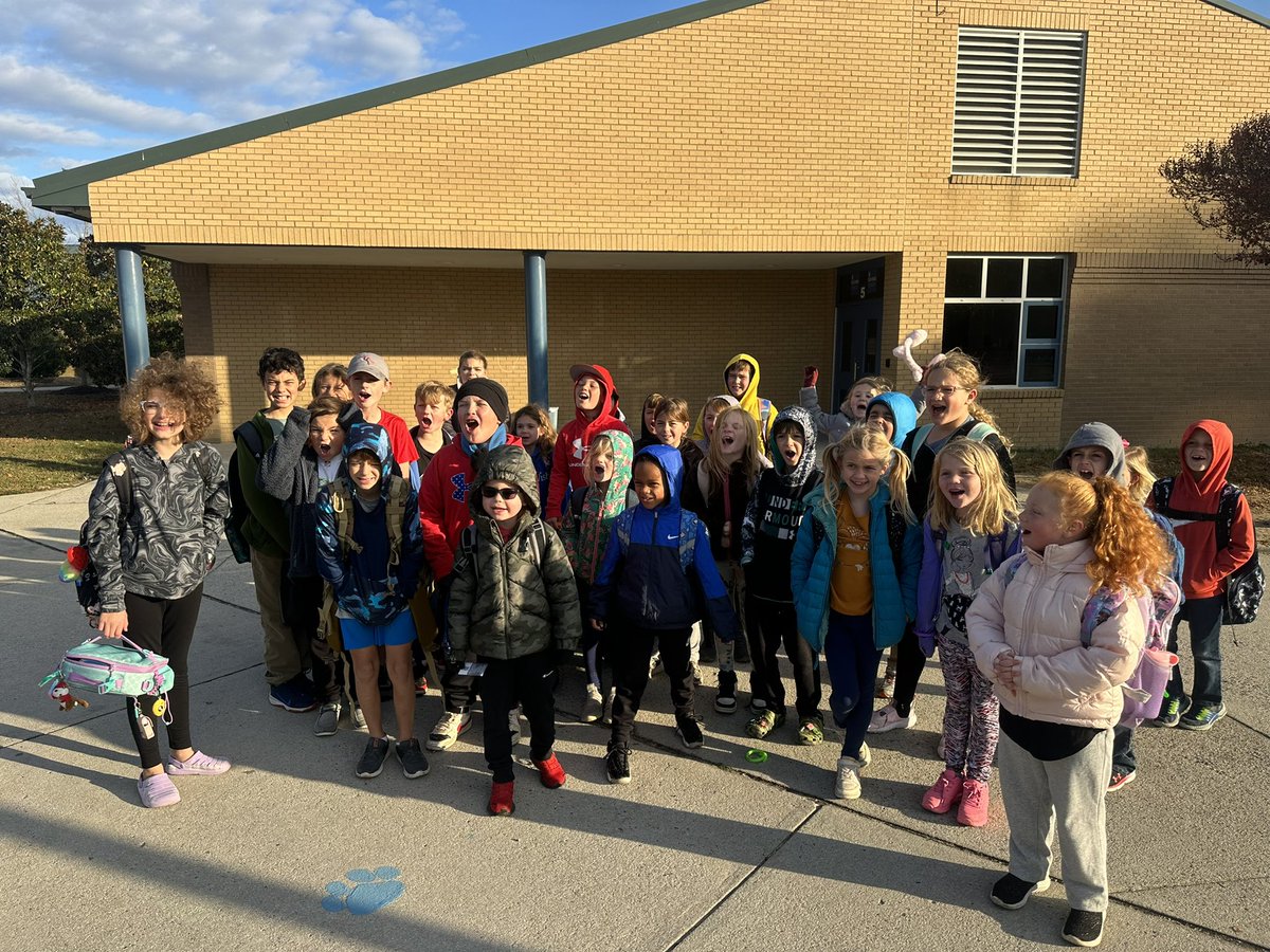 SpringRunSTEAM's tweet image. Had to break out the Husky hats today for our brisk morning 2nd Walk to School Day and enjoyed having lunch with our top K class doing Acts of Kindness for Raise Craze #springrinfun
