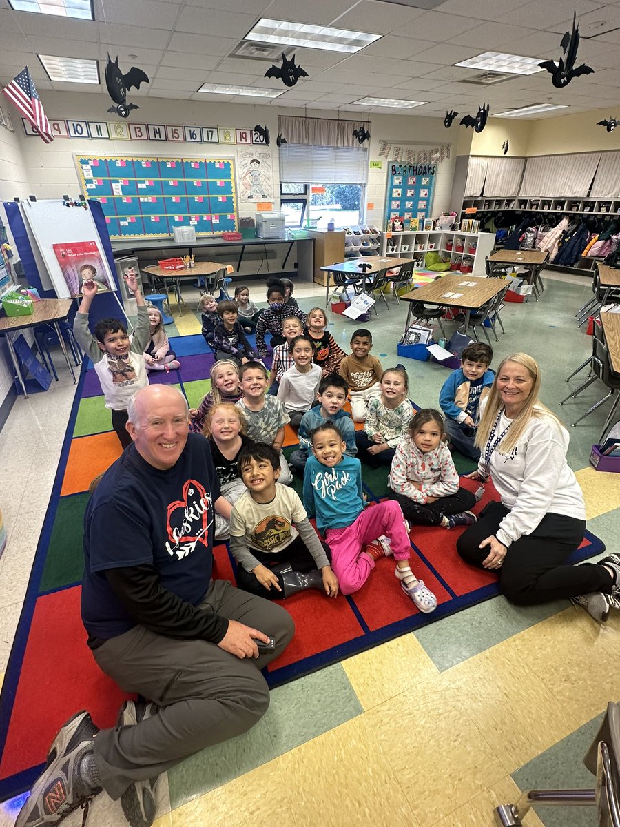 Had to break out the Husky hats today for our brisk morning 2nd Walk to School Day and enjoyed having lunch with our top K class doing Acts of Kindness for Raise Craze #springrinfun