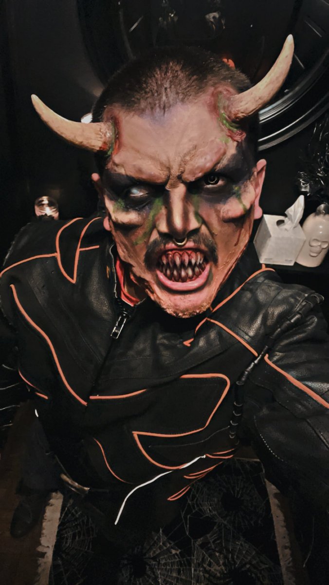 JDWhiskerz's tweet photo. My halloween makeup #sfxmakeup #sfx #makeup #halloween #makeupartist #gaymer #halloweenmakeup #lgbtqi #horror #sfxmua #fxmakeup #sfxartist #specialeffects #demonmakeup #creativemakeup #gore #horrormakeup #sfxgore #blood #facepaint #fx #mehronmakeup https://t.co/yRZ43NpoE6