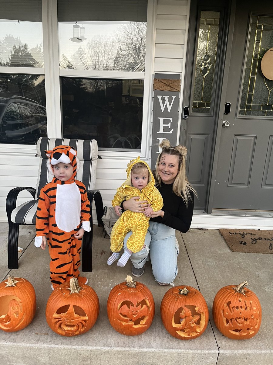 CheyStufflebean's tweet photo. Halloween 2023 🎃👻🤍 https://t.co/Q7pYLfpkez