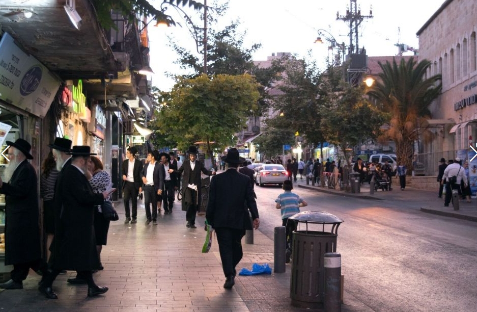 yukin_done's tweet photo. ユダヤ教には改革派、保守派、正統派、超正統派などの教義の区分があり、シオニズムを批判するような超正統派の人々はエルサレムの特定の地区に集まって住んでいるようです。服装も中世の風俗のようなスタイルで原理主義者のような生き方をしているようです。 https://t.co/8Rth6TDrF5