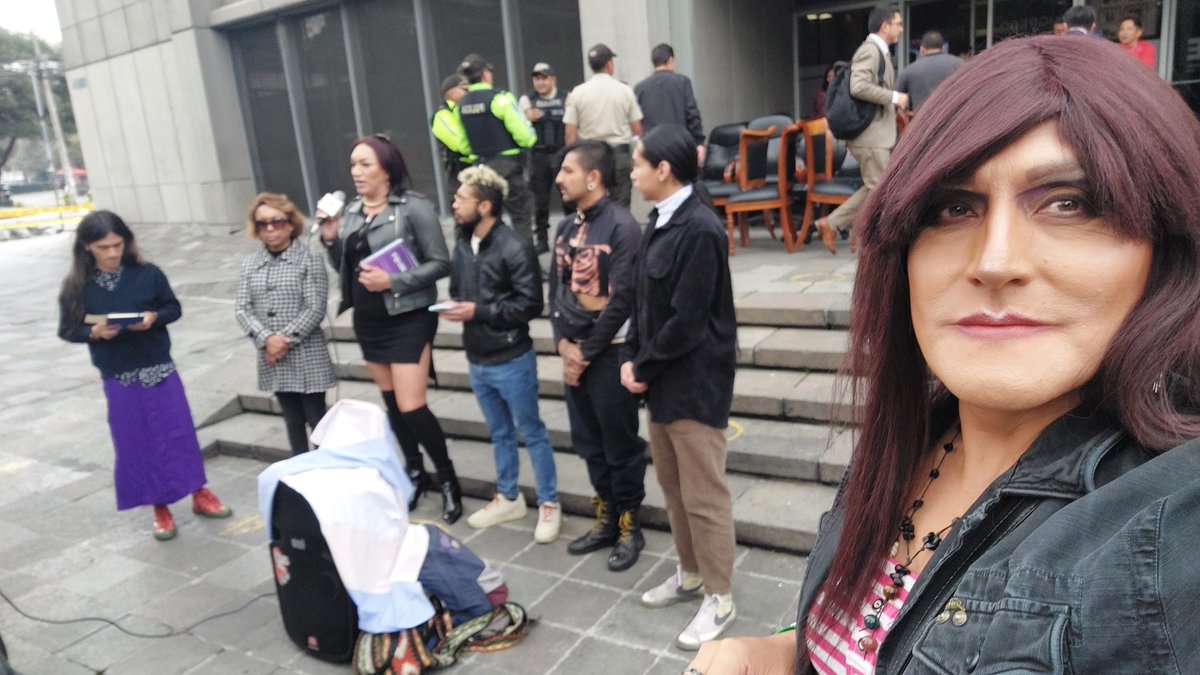 SarahCarolinaF2's tweet photo. Acompañando a les compás de #TransAsamblea 🏳️‍⚧️ a la rueda de prensa que se llevó acabo en los exteriores de @FiscaliaEcuador, donde expusieron la falta de justicia y de voluntad política para implementar política pública a favor de la comunidad #Trans 🏳️‍⚧️ #MarchamosTrans🏳️‍⚧️ #Quito https://t.co/akmFSFn9gs