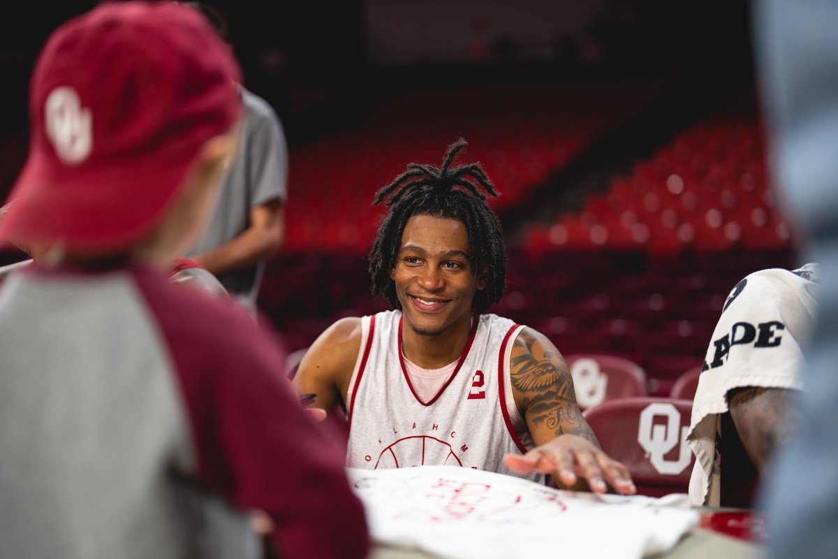 Ended the night with autographs. Thanks for coming out Sooner Nation 👋

#Sooners