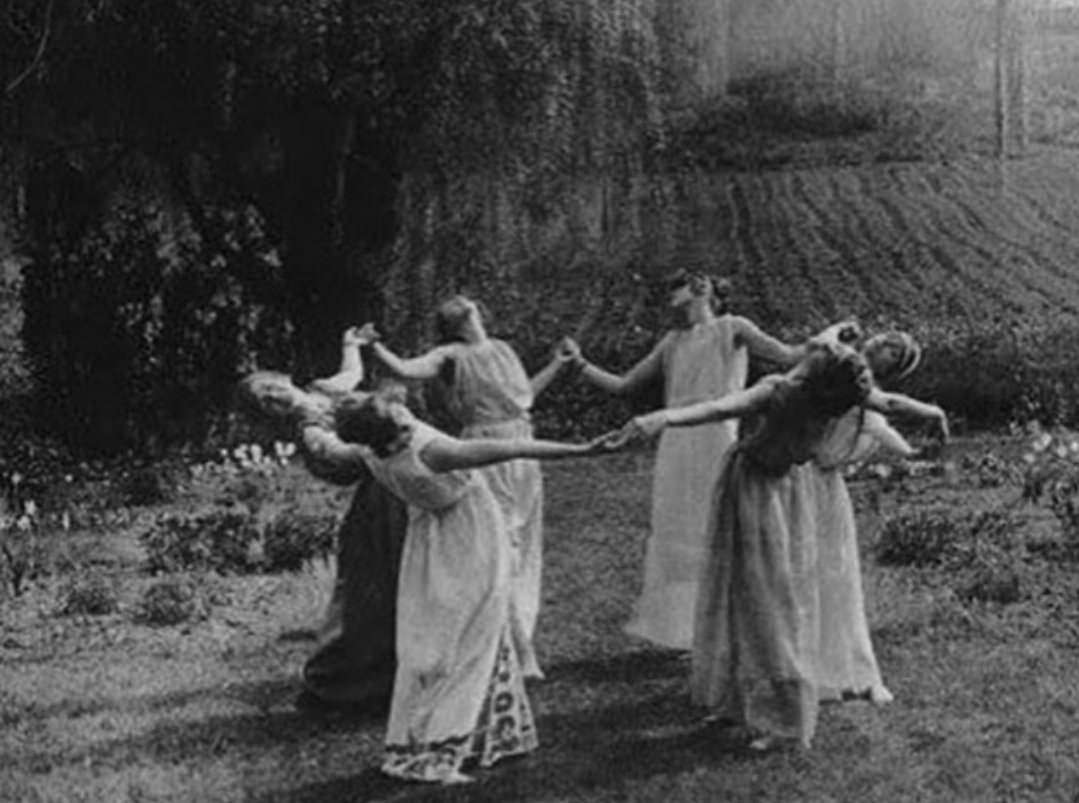RelatocuriosoK's tweet photo. "Bruja" viene de la palabra egipcia "Baq" que significa poder femenino, mujer de poder, mujer que conoce las palabras mágicas, mujer que sana, mujer que se conoce su poder y lo usa. Las brujas son mujeres de espíritu libre y fuerte que no tienen edad.

La palabra "bruja" en nuestro lenguaje cotidiano tiene una connotación negativa la cual es usada para ofender e insultar. Sin embargo, desde el principio de la historia, las "brujas" fueron mujeres que adoraron la noche y a la madre tierra, tenían una relación estrecha con la naturaleza, eran mujeres sabias, empoderadas y libres, que usando las plantas sanaban y ayudaban a otras mujeres a dar a luz.