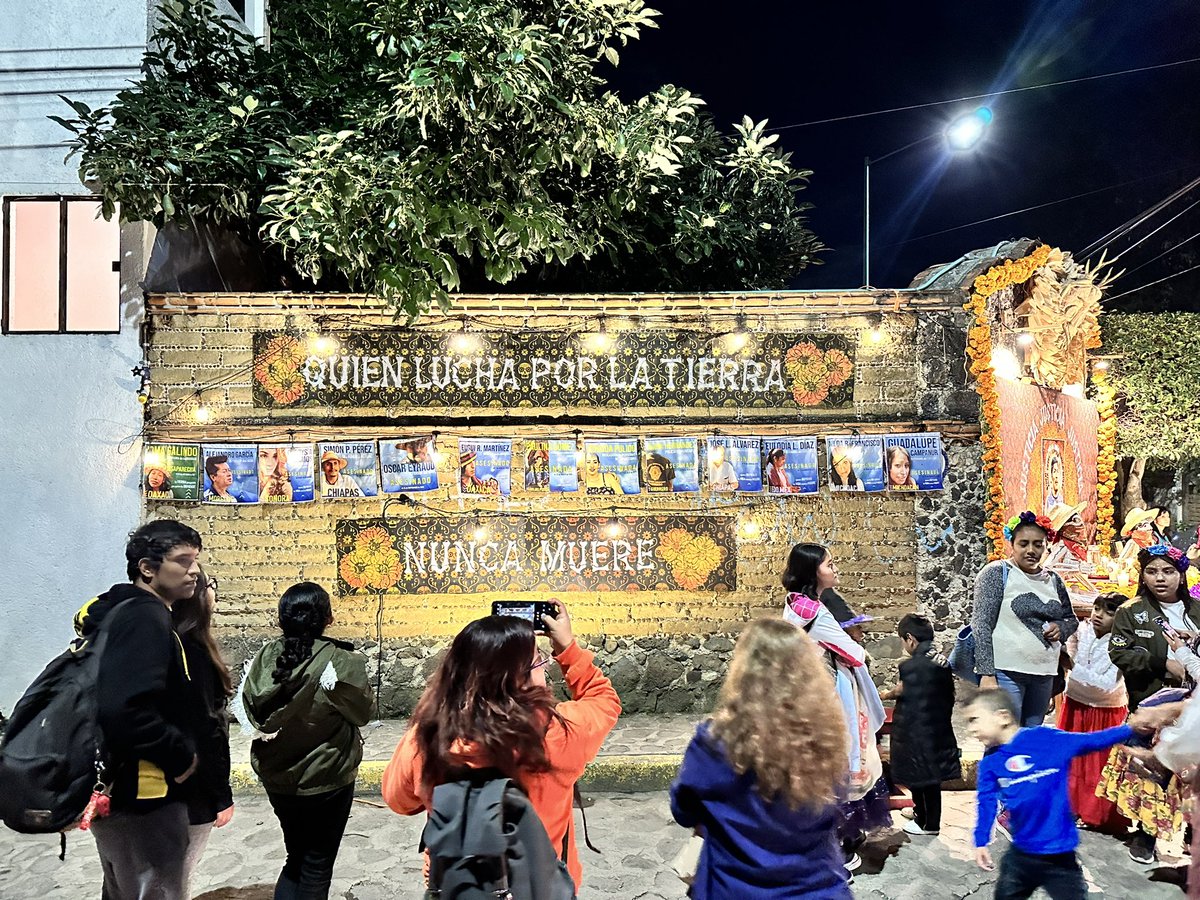 En este Día de Muertos ofrendamos nuestro altar para honrar a quienes defendieron la tierra y la vida. Samir Flores, Daniel Pedro Mateo, Berta Cáceres, Myrna Mack, Lucrecia Hernández Mack, Ramiro Choc y los Mártires de la Masacre de Alaska viven! 🖤 #DiaDeTodosLosSantos