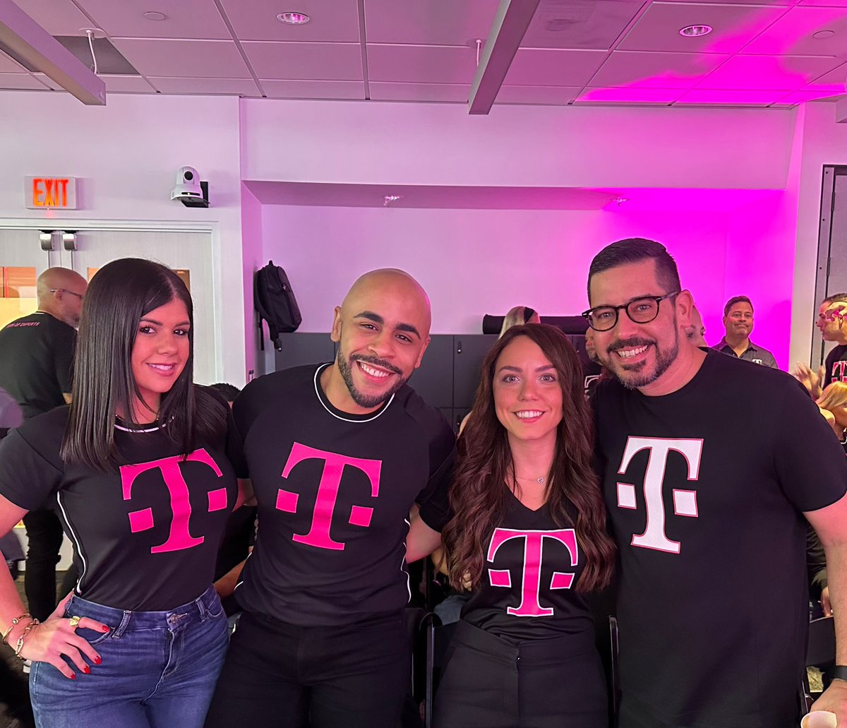 xdejesusf's tweet photo. Tmobile Road Tour #tmobilepr 😎 https://t.co/eAUBY2yqkM