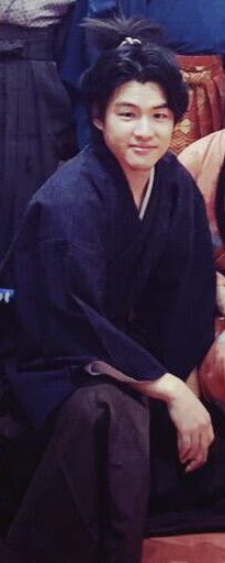 落合さんの宣材写真が話題ですが、ここでやまもと。(戦国時代にタイムスリップ)の色付き寫眞を見てみましょう。