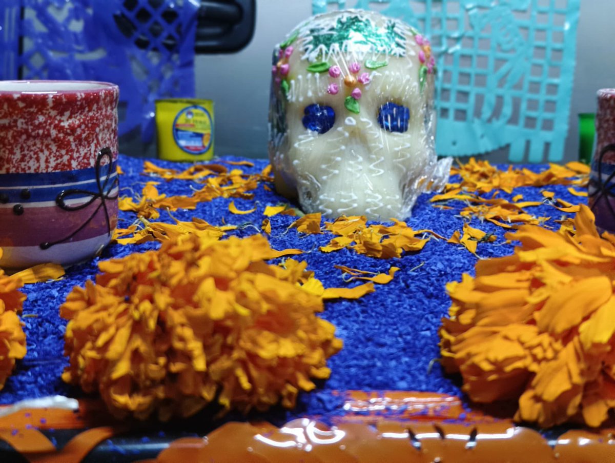 EliPerezV_'s tweet photo. 🏵️💀 Preservar las tradiciones es importante para generar un sentido de pertenencia en las nuevas generaciones, "Vivamos nuestras tradiciones"

Gracias a todas y todos a quienes se dieron cita en nuestra #CasaDeGestión para celebrar juntas y juntos el #DíaDeMuertos

 🌼#Iztacalco https://t.co/LuOHiSVbMM