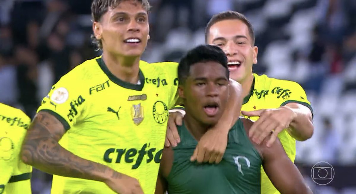 Botafogo 3x0 Palmeiras no primeiro tempo.
Botafogo 3x4 Palmeiras no segundo tempo.

Líder contra vice-líder.

Nem o botafoguense mais otimista imaginaria esse 1º tempo. Nem o palmeirense mais otimista imaginaria esse 2º tempo.

Daqueles jogos históricos. Jogo que vai passar de
