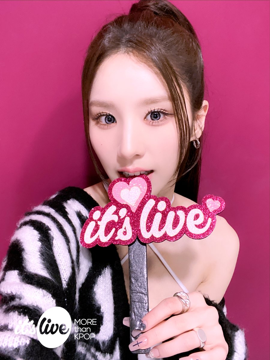 itsLIVEofficial's tweet image. #희진 의 #잇츠라이브 가 잠시 후 5시에 시작됩니다!📸
유튜브 it's Live 채널에서 최초공개로 만나보세요!
‘#Algorithm’ 밴드 라이브 보면서 실시간 채팅 같이 달려요🩷

#HeeJin - Algorithm (Band Ver.)
Premieres on Youtube 'it's Live' Channel at 5PM KST TODAY!