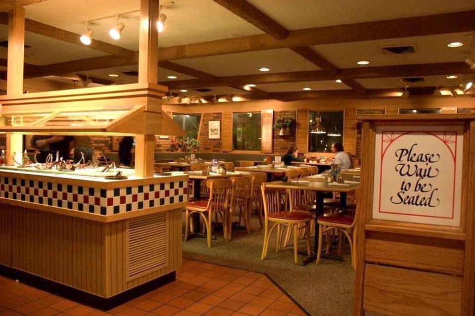 traviebird00's tweet photo. Pizza Hut in the 90’s. You had to be there. https://t.co/MaXpKNZYEG