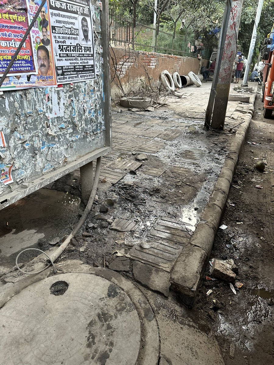 mukulsharma016's tweet photo. @DelhiPwd @tatapower_ddl @AAPDelhi @LtGovDelhi @MCD_Delhi @CitySpzone @DelhiComplaint @CPCB_OFFICIAL @AtishiAAP Kindly resolve the matter on priority. People are urinating outside toilet because of no light inside it. Complaint not resolved from last 26 Days.
Date-01/11/2023
Time-05:30PM
Place-Opposite DMS depot, Chitragupta Road Paharganj,Delhi-110055 https://t.co/v37kKZXeKo