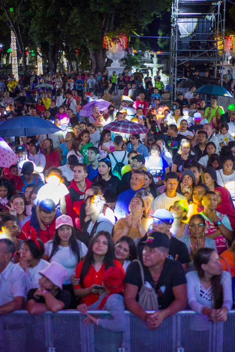 Con este maravilloso concierto en Los Próceres, celebramos el inicio de la Navidad y la inclusión de Caracas en la Red de Ciudades Creativas de la <a href="/UNESCO/">UNESCO 🏛️ #Education #Sciences #Culture 🇺🇳</a>.

Y así #ArrancóLaRumbaDeLaNavidad🎉🎉🎉