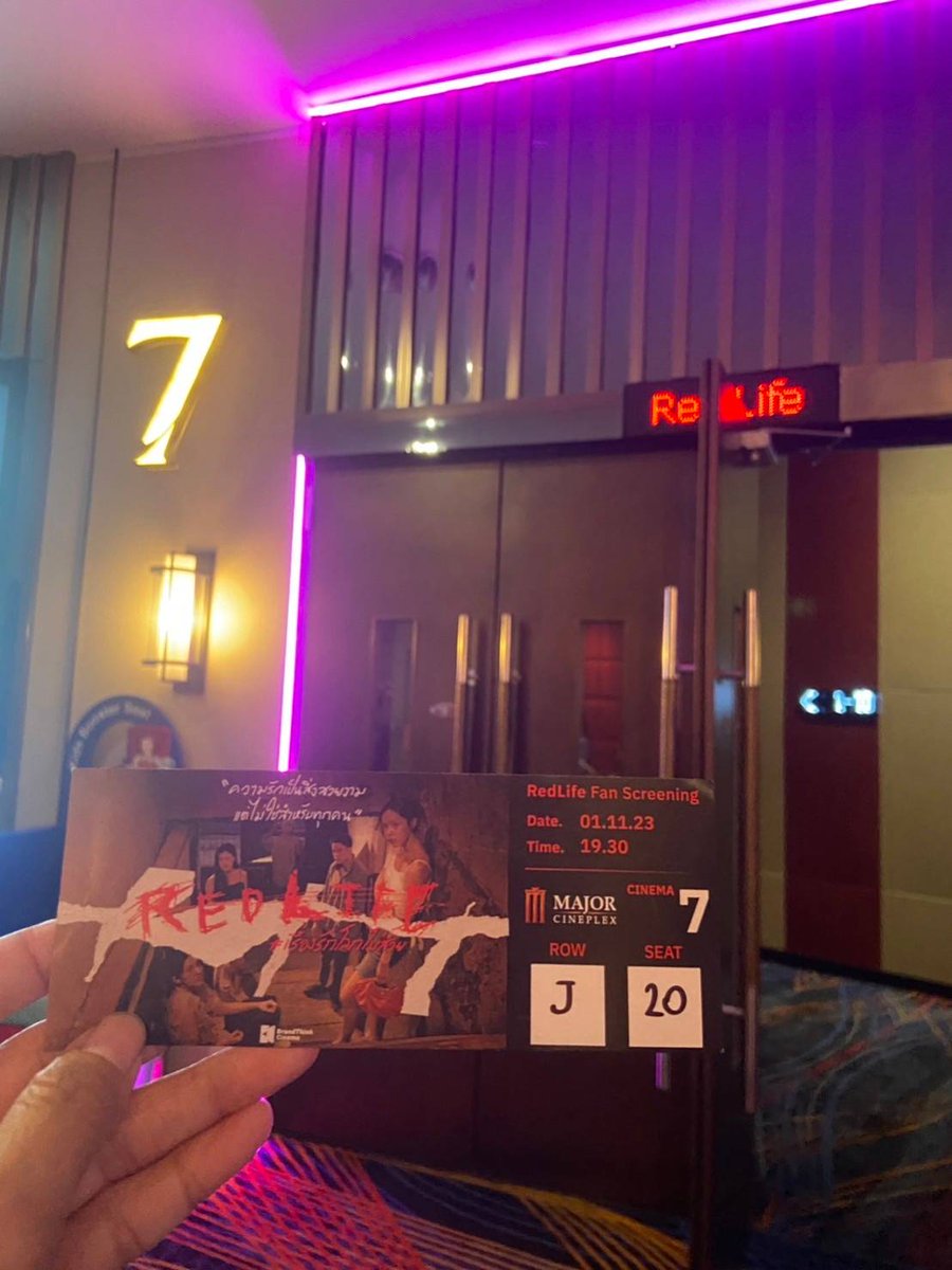 tothetym's tweet photo. สุดจริงอะไรจริง เป็นหนังที่ควรไปดู ตัวละครเล่าเรื่องราวได้สุดมาก รับรู้ถึงอารมณ์นักแสดงทุกบทเลย เล่นออกมาได้โคตรดาร์ค แนะนำเลย หนังดีแห่งปีจริงๆ #RedLife #เรดไลฟ์ #เรื่องรักโลกไม่สวย #หนังไทย #แนะนําหนัง #Movietwit https://t.co/QXW97O6gE9