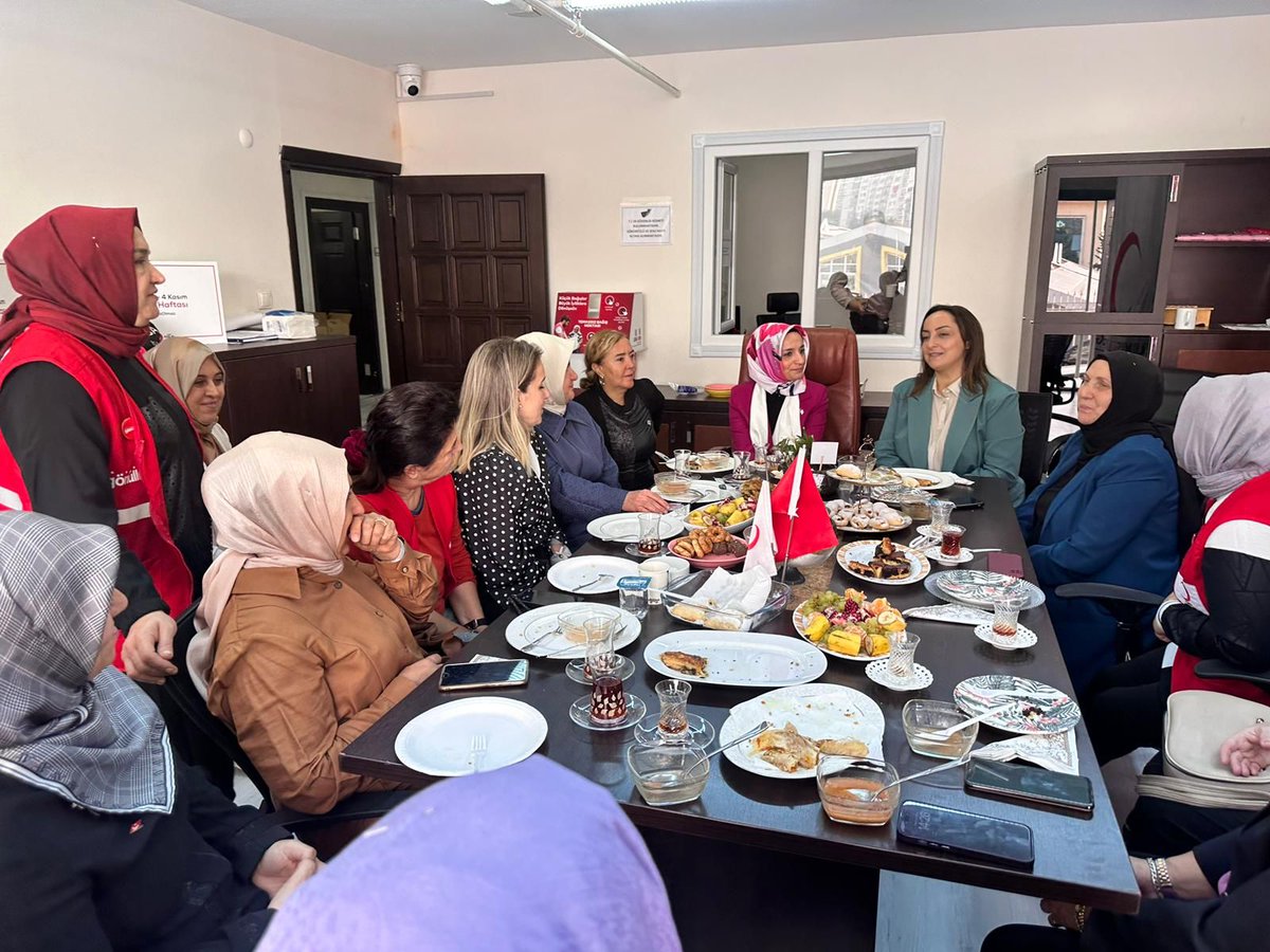 AvCanguloglu's tweet photo. #KızılayHaftası Münasebetiyle AK Parti Başakşehir Kadın Kolları Olarak; 155 Yıldır Din, Dil, Irk Ayrımı Yapmadan Merhamet Elini Dünyanın Dört Bir Yanında Herkese Uzatan  @Kizilay Başakşehir Şubesini Ziyaret Ettik. Tüm Kızılay Camiasını Yürekten Kutluyorum.   @salihademirer https://t.co/AYJLdWLjoJ