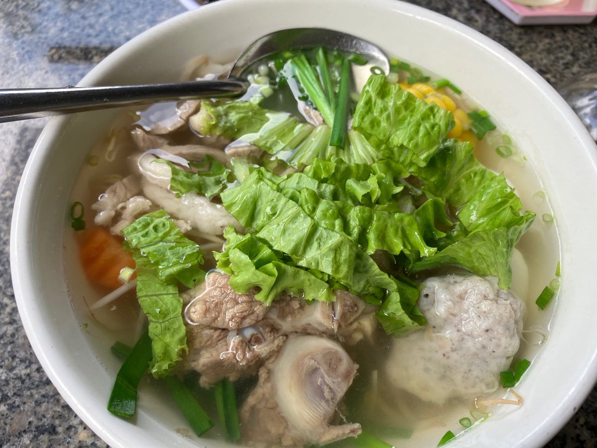 septemradiatus's tweet photo. 本日のランチ
ミーゴイ
ミーという黄色い麺に骨付き肉とすり身、野菜が沢山入ってます
具沢山塩ラーメンみたいな感じ😊
#ベトナム生活
#ベトナムグルメ
#ミーゴイ https://t.co/g7as9aBpvh