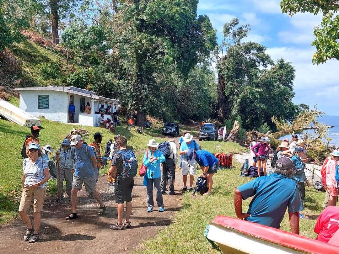 BasilMLeodoro's tweet photo. I don't know whether to laugh or cry.
A week since a Category 5 cyclone ripped through Ambrym Island, 40 tourists descended on north Ambrym for their  cultural tour as per tour. I wonder how it feels to leisurely stroll through a community currently without food or water. Only 🇻🇺 https://t.co/CwyKUlyGrt