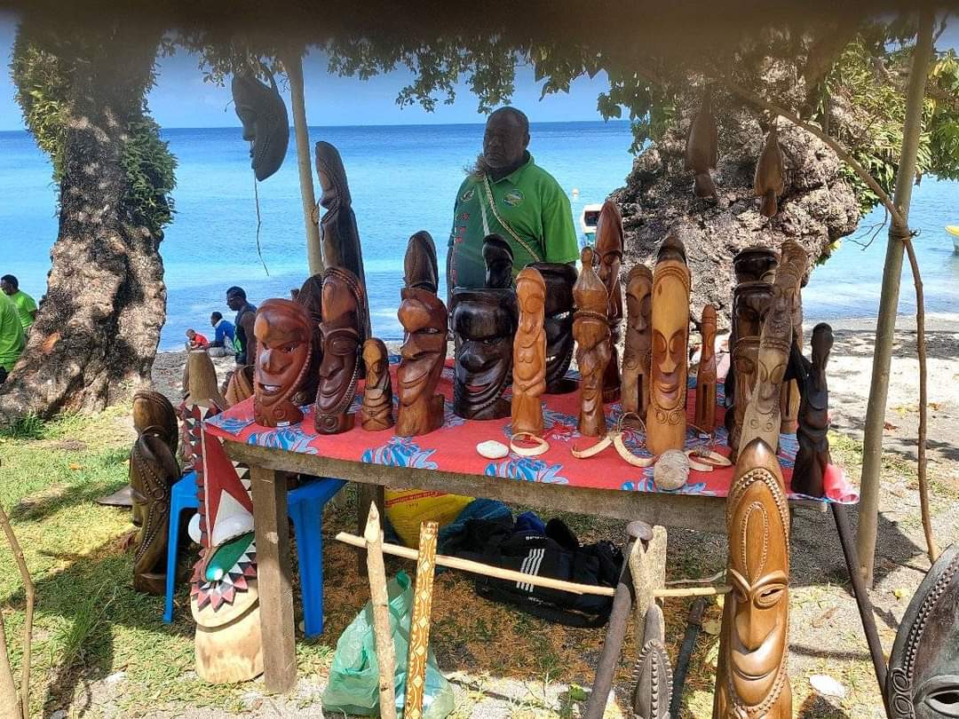 BasilMLeodoro's tweet photo. I don't know whether to laugh or cry.
A week since a Category 5 cyclone ripped through Ambrym Island, 40 tourists descended on north Ambrym for their  cultural tour as per tour. I wonder how it feels to leisurely stroll through a community currently without food or water. Only 🇻🇺 https://t.co/CwyKUlyGrt
