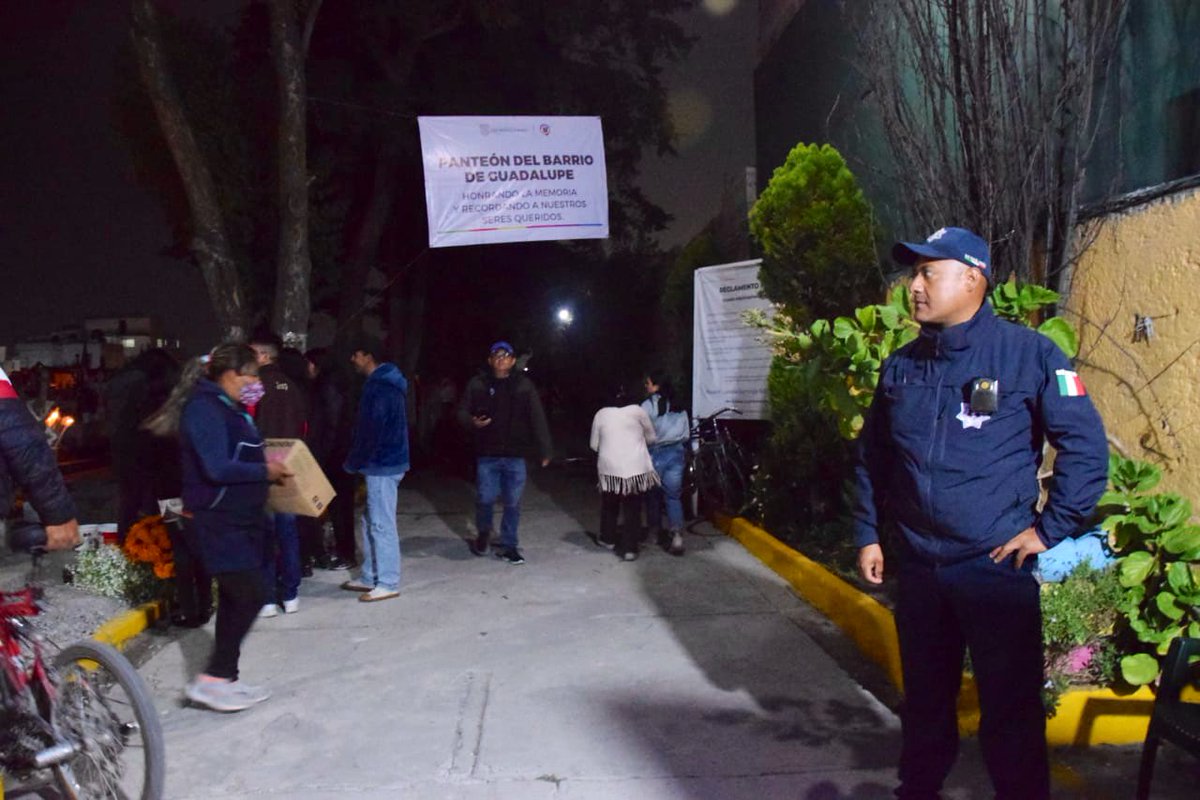 SanMateoAGob's tweet photo. #Ahora 👮🏽♀️🚔 | En coordinación con la @SS_Edomex se realiza el Operativo #DiaDeMuertos en todos los #panteones atenquenses para la tranquilidad de familias y visitantes a la tradicional velada del #1deNov.
#ProtecciónCivil recomienda precaución en encendido de ceras y veladoras.🕯️ https://t.co/k0zgfWXY5z