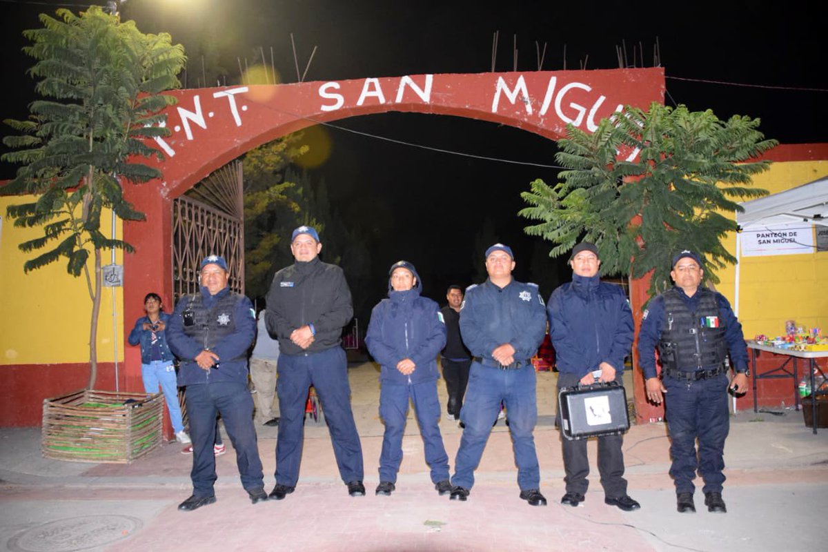 SanMateoAGob's tweet photo. #Ahora 👮🏽♀️🚔 | En coordinación con la @SS_Edomex se realiza el Operativo #DiaDeMuertos en todos los #panteones atenquenses para la tranquilidad de familias y visitantes a la tradicional velada del #1deNov.
#ProtecciónCivil recomienda precaución en encendido de ceras y veladoras.🕯️ https://t.co/k0zgfWXY5z