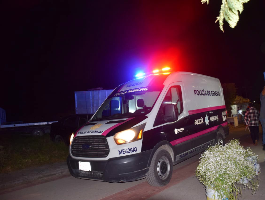 SanMateoAGob's tweet photo. #Ahora 👮🏽♀️🚔 | En coordinación con la @SS_Edomex se realiza el Operativo #DiaDeMuertos en todos los #panteones atenquenses para la tranquilidad de familias y visitantes a la tradicional velada del #1deNov.
#ProtecciónCivil recomienda precaución en encendido de ceras y veladoras.🕯️ https://t.co/k0zgfWXY5z