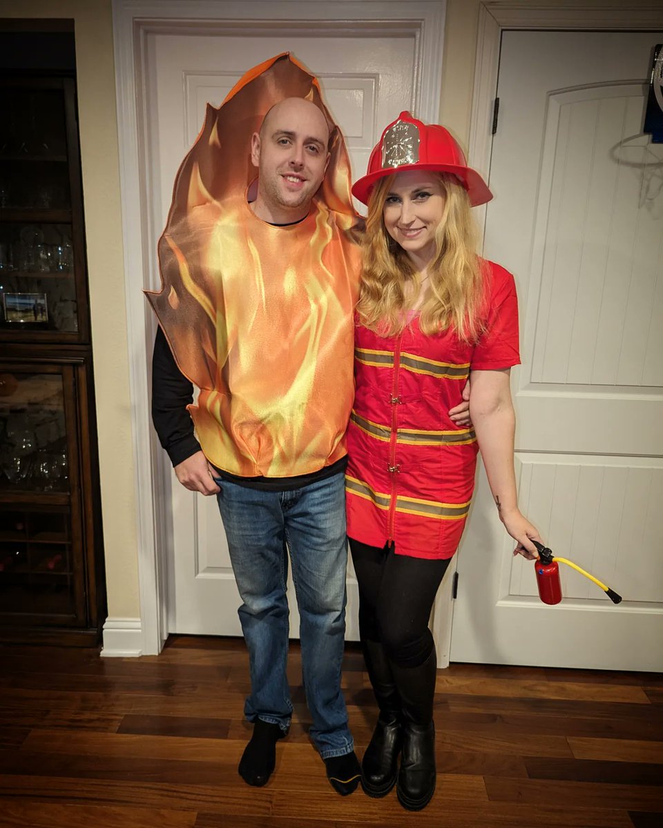 somanypidgeons's tweet photo. #CouplesCostumes 🔥👩‍🚒🎃❤️ https://t.co/tpeWdVmpTb