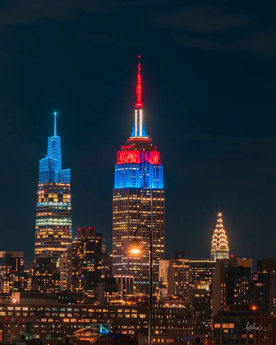 Empire State Building (@empirestatebldg) on Twitter photo Shining in blue and red for the next hour in honor of the #WorldSeries champion Texas <a href="/Rangers/">Texas Rangers</a>
📷: crown_4dking/IG Shining in blue and red for the next hour in honor of the #WorldSeries champion Texas <a href="/Rangers/">Texas Rangers</a>
📷: crown_4dking/IG