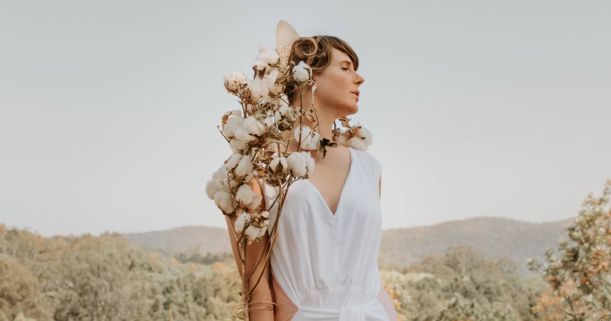 The CRDC Chris Lehmann Cotton Young Achiever for 2023, fashion designer Emma Bond, has been named a finalist in the Victorian Racing Club's Fashion on the Field competition - wearing her own design made from Aussie #cotton!
theland.com.au/story/8405605/… 
#ausag #agchatoz #fieldtofibre
