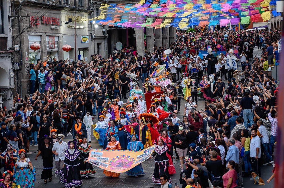 Estos días de celebración son únicos... ¡pues ni la muerte nos separa de los que amamos!

Arrancamos el 30 aniversario de Miquixtli, con el desfile tradicional de Día de Muertos 💀🧡

Vengan y acompáñenos hoy y hasta el 05 de noviembre en un sinfín de actividades ¡Les esperamos!