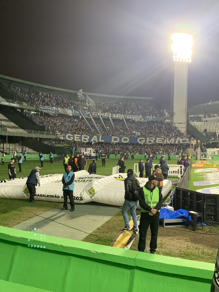 _jpamaral_'s tweet photo. Aplausos para a melhor torcida visitante que já vi no Couto Pereira, simplesmente bizarro o que a Geral do Grêmio fez hoje!! https://t.co/b6tjrj1WHD