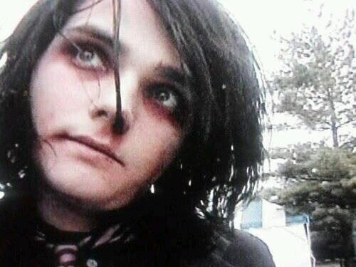 hourly gerard way (@everyhourgerard) on Twitter photo 2023-11-02 19:00:00