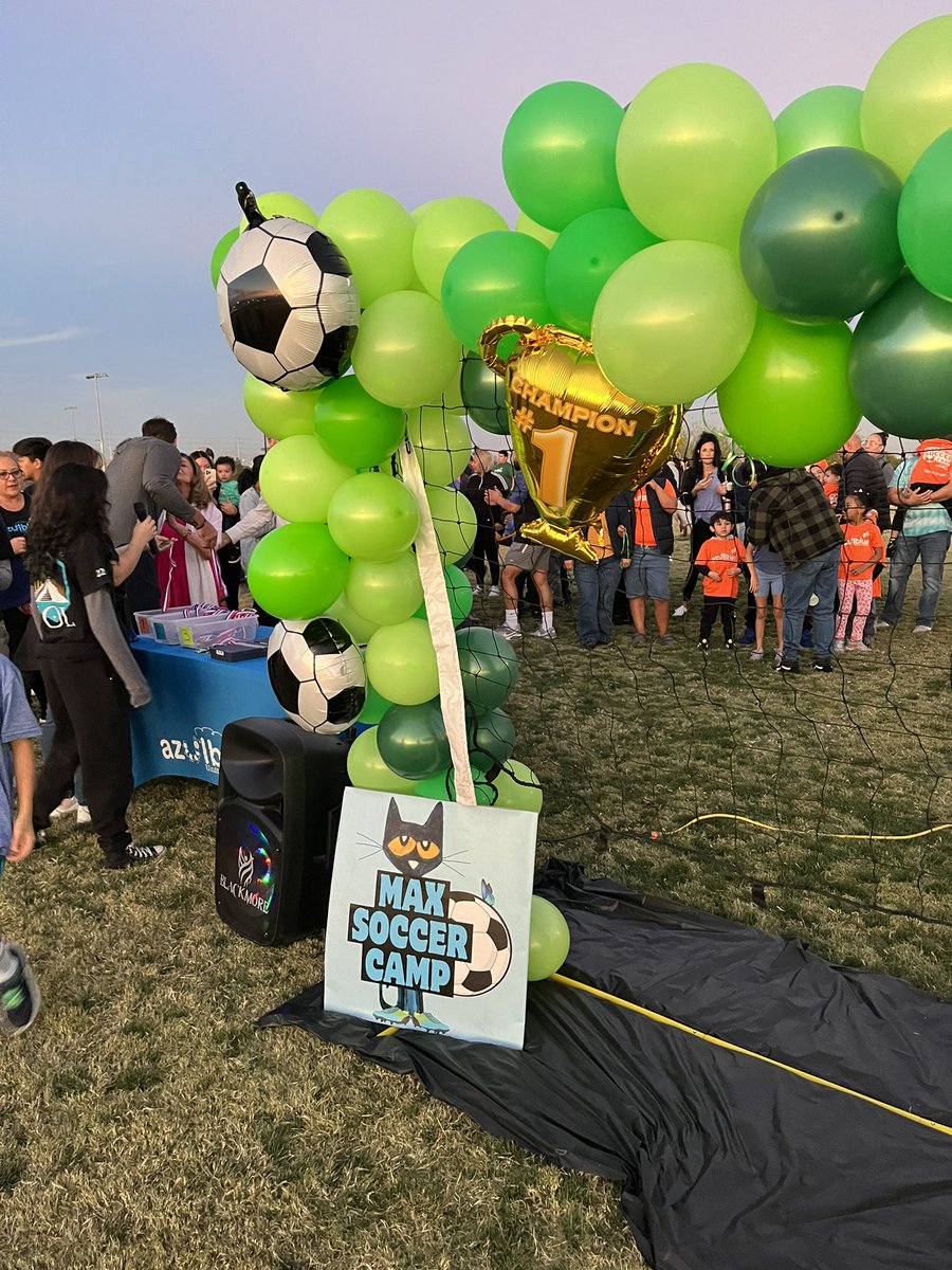JulianEscutia's tweet photo. Recibí este reconocimiento a nombre de @ConsulMexLvn #AzulBlue por el #autismo es una organización sin fines de lucro que ayuda a cientos de familias, niñas, niños y jóvenes mexicanos en #LasVegas Su programa de #fútbol es espectacular. Hoy terminó su X edición. ¡Gracias! 💙 https://t.co/7jrK8HPhoJ