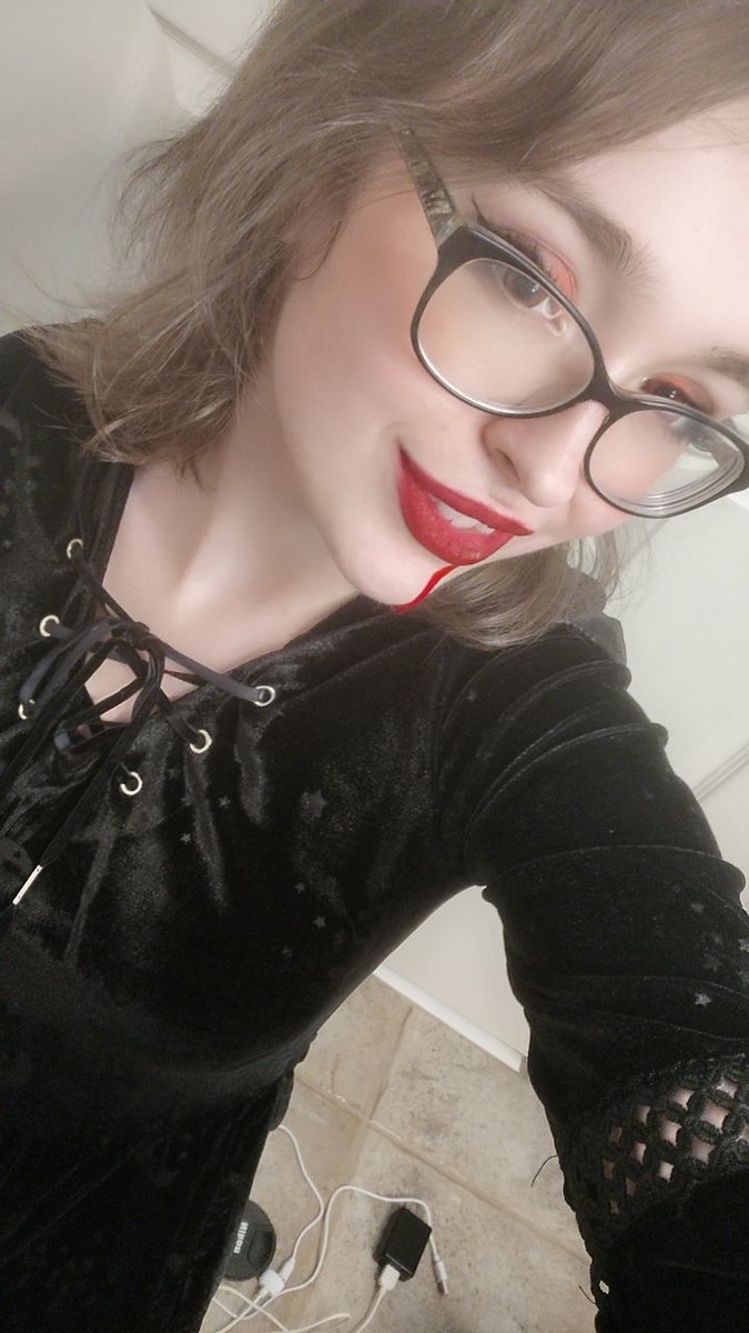 dakufeari's tweet photo. some extra photos from halloween!! 
#makeup #makeuplooks #makeuplook #Halloween #Halloween2023 #HappyHalloween #HalloweenCosplay #halloweencostume #Vampire #vampires #scarymakeup #halloweenmakeup #vampiremakeup #costume #costumes #cosplay #cosplayer #cosplayergirl https://t.co/nCbUaJ15Kv