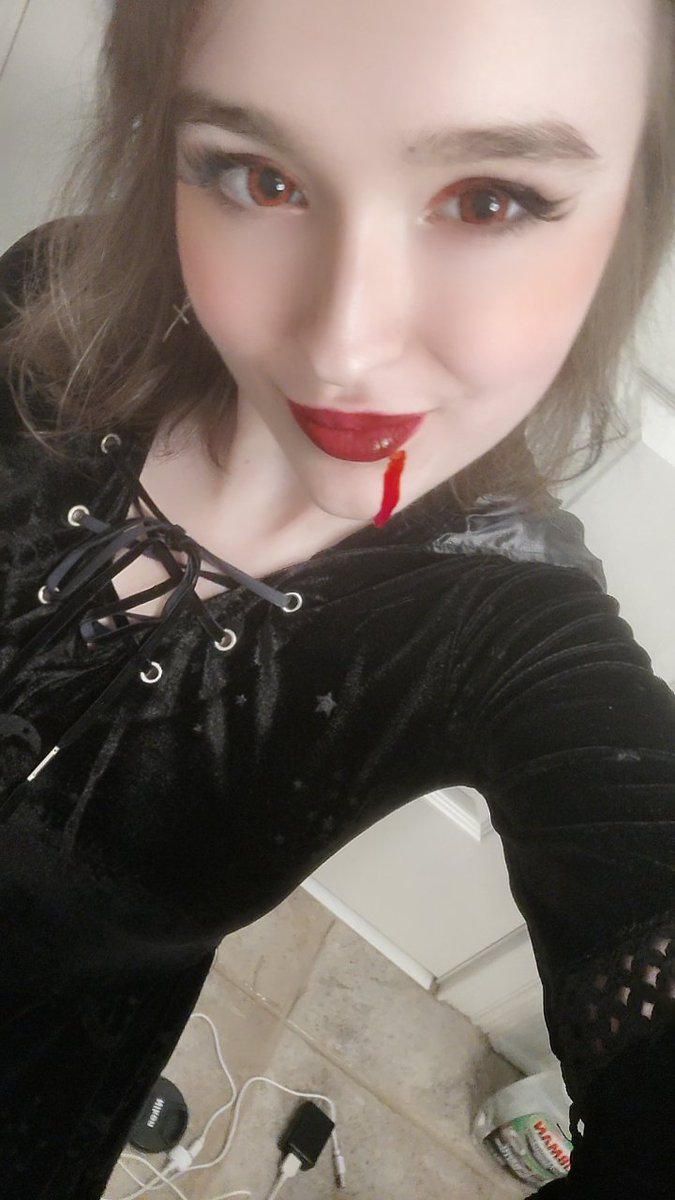 dakufeari's tweet photo. some extra photos from halloween!! 
#makeup #makeuplooks #makeuplook #Halloween #Halloween2023 #HappyHalloween #HalloweenCosplay #halloweencostume #Vampire #vampires #scarymakeup #halloweenmakeup #vampiremakeup #costume #costumes #cosplay #cosplayer #cosplayergirl https://t.co/nCbUaJ15Kv