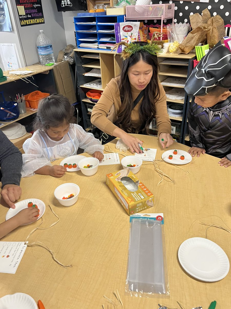 WillmoreWSD's tweet image. Our preschoolers enjoyed a variety of fun Halloween activities! They counted to make a yummy treat, played Pin the Stem on the Pumpkin, &amp;amp; made 5 Little Pumpkins. 🎃 #dualimmersion #dualimmersionspanish #dualimmersionprogram @westminstersd @wsd_onthemove