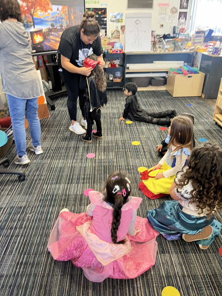 WillmoreWSD's tweet image. Our preschoolers enjoyed a variety of fun Halloween activities! They counted to make a yummy treat, played Pin the Stem on the Pumpkin, &amp;amp; made 5 Little Pumpkins. 🎃 #dualimmersion #dualimmersionspanish #dualimmersionprogram @westminstersd @wsd_onthemove