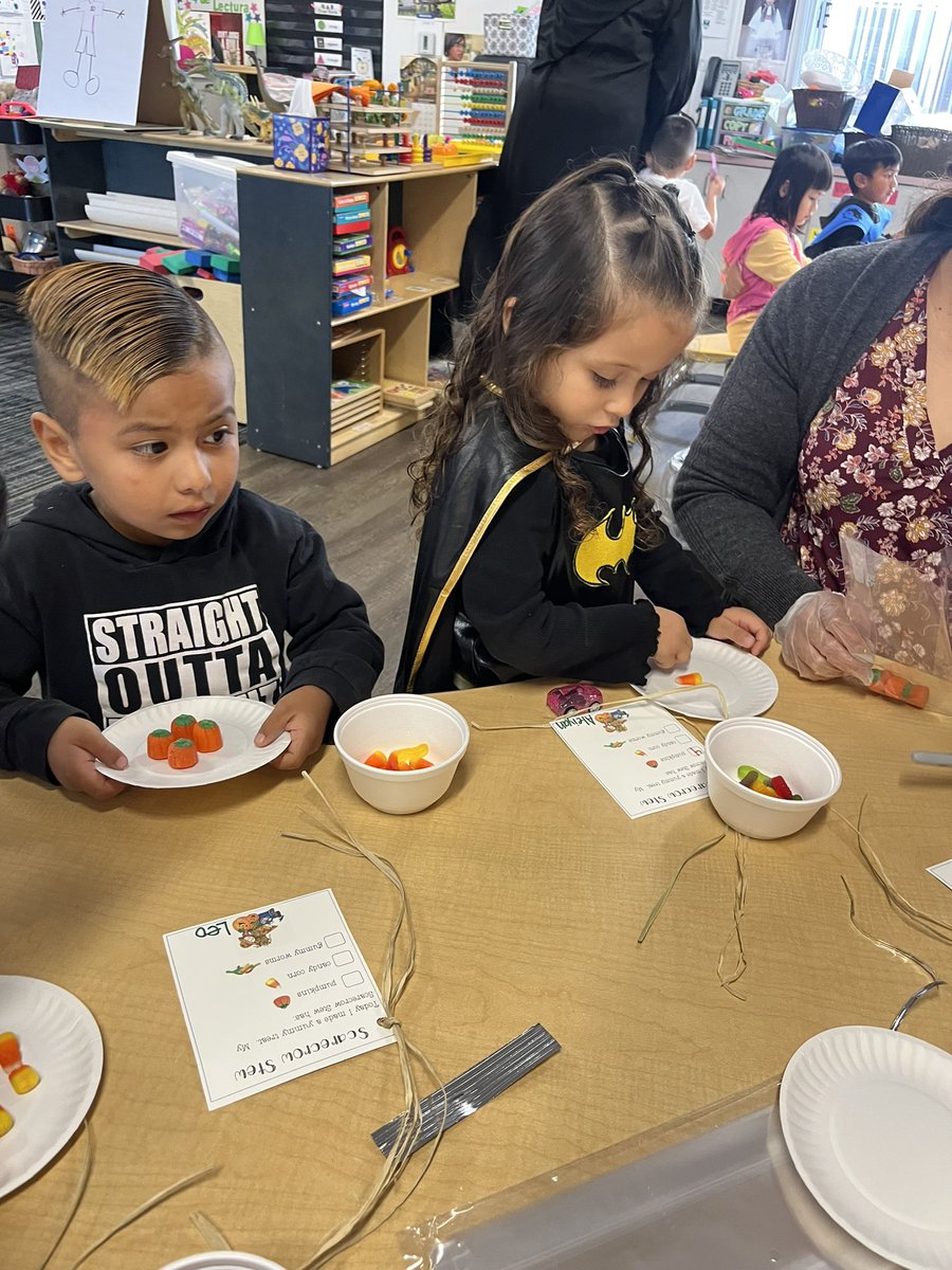 WillmoreWSD's tweet image. Our preschoolers enjoyed a variety of fun Halloween activities! They counted to make a yummy treat, played Pin the Stem on the Pumpkin, &amp;amp; made 5 Little Pumpkins. 🎃 #dualimmersion #dualimmersionspanish #dualimmersionprogram @westminstersd @wsd_onthemove