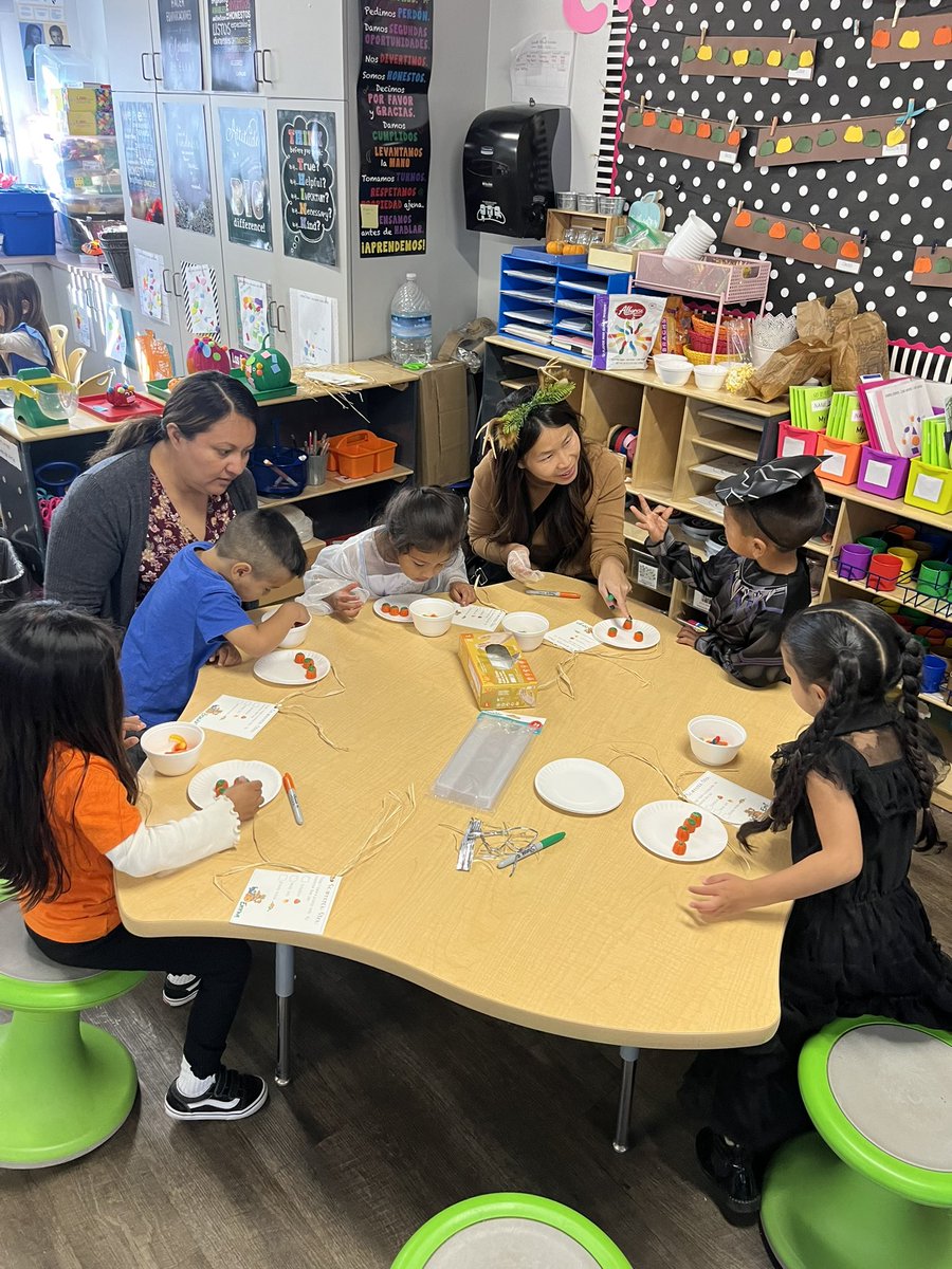 WillmoreWSD's tweet image. Our preschoolers enjoyed a variety of fun Halloween activities! They counted to make a yummy treat, played Pin the Stem on the Pumpkin, &amp;amp; made 5 Little Pumpkins. 🎃 #dualimmersion #dualimmersionspanish #dualimmersionprogram @westminstersd @wsd_onthemove