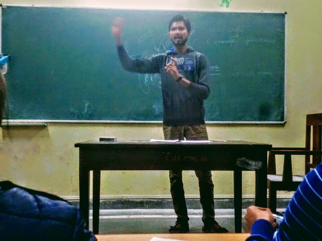 im_pavanpatel's tweet photo. Photos are blurry but not the memories.
Delivered some economics related concepts for the first time in college's class & the journey began.
#Random_clicks #Economics https://t.co/l7FQMw4hzw