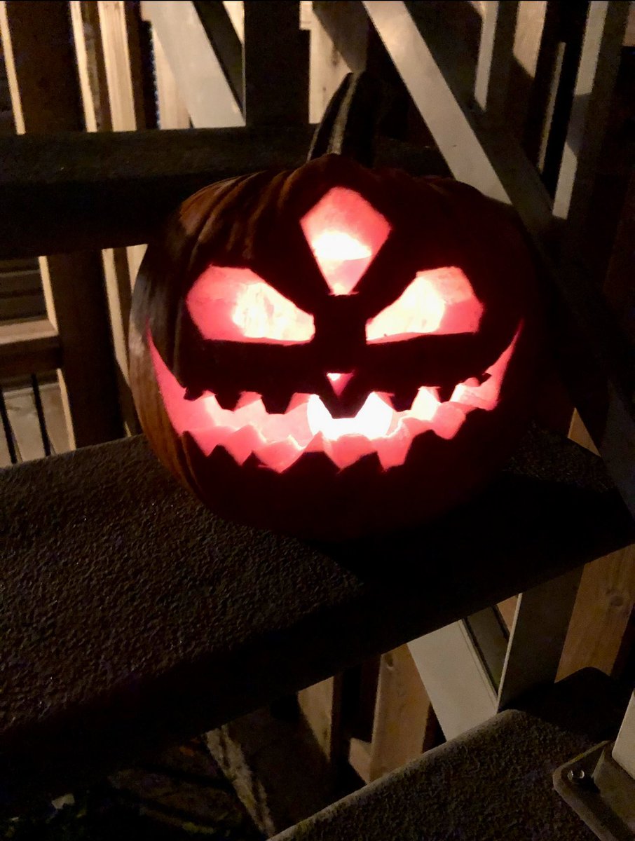 Shogun_D2's tweet photo. Hive-o-Lantern! ๐ My favorite Destiny 2 Mask turned into a real carved pumpkin!
#ThreadsofFright @DestinyTheGame @DestinyGameUK https://t.co/a8ktdDQtKm