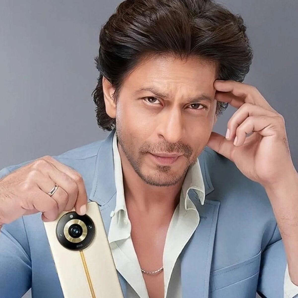 samitreviews's tweet photo. @iamsrk, you are the king of our hearts. #HappyBirthdaySRK 
#ShahRukhKhan https://t.co/WtNYOeQyqm