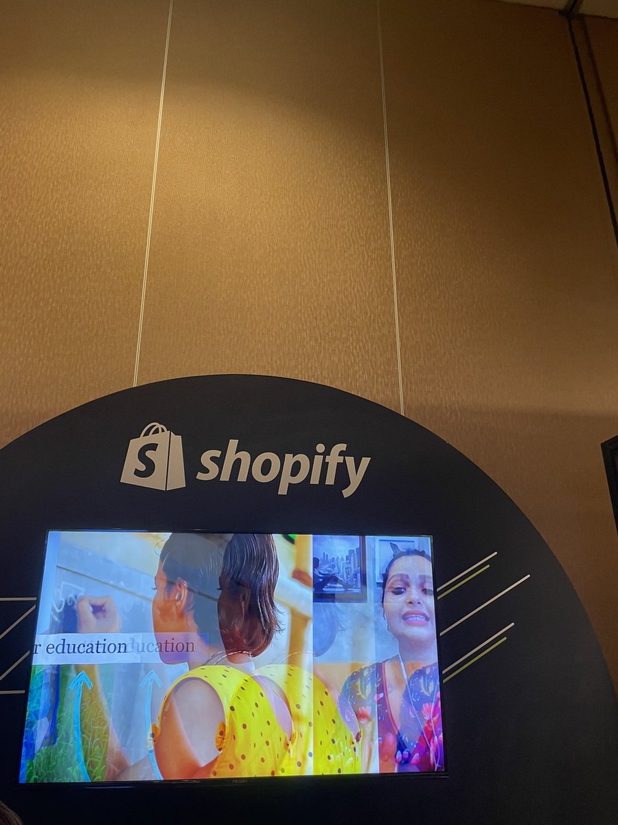 Me hace gracia e ilusión ver un stand de @Shopify en @SwitchSingapore, la primera vez que emprendí fue con ellos y gastó mucho en sus tiendas jajajaja me ha sacado una sonrisa y me han regalado una bolsa 😁