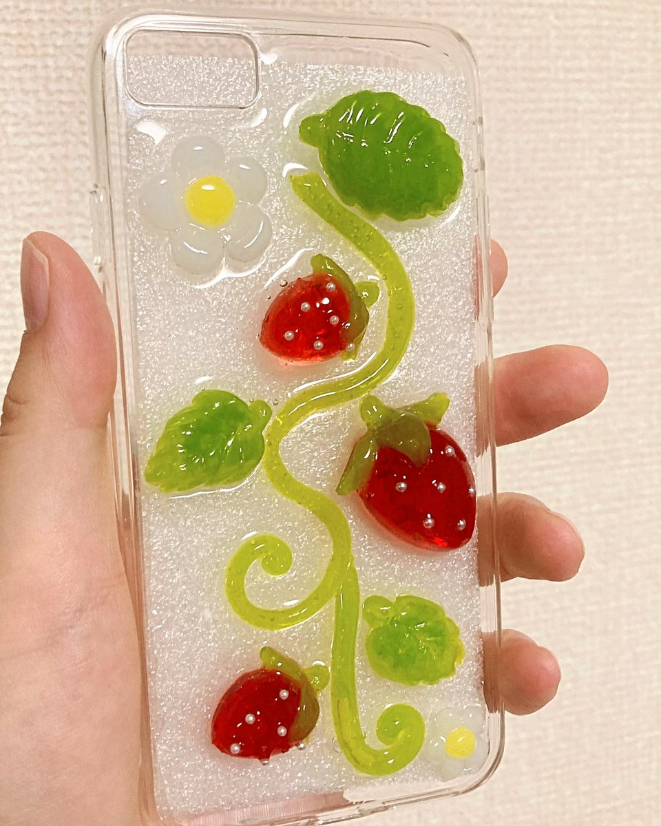 namako28's tweet photo. [メルカリ] ハンドメイド iPhoneES 第2 第3世代 

いちごのスマホケース🍓作りました！
型から作りました♡♡
かわいくできたぞ！！

 #いちご  #イチゴ  #グミ  

 https://t.co/ym2wMd9m14 https://t.co/HnMQnzA4Gb