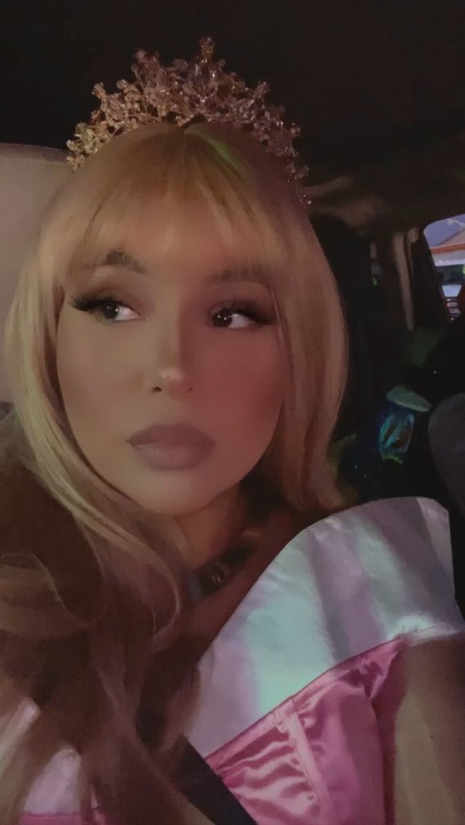 When you see that b Cinderella talking to your man… 👀